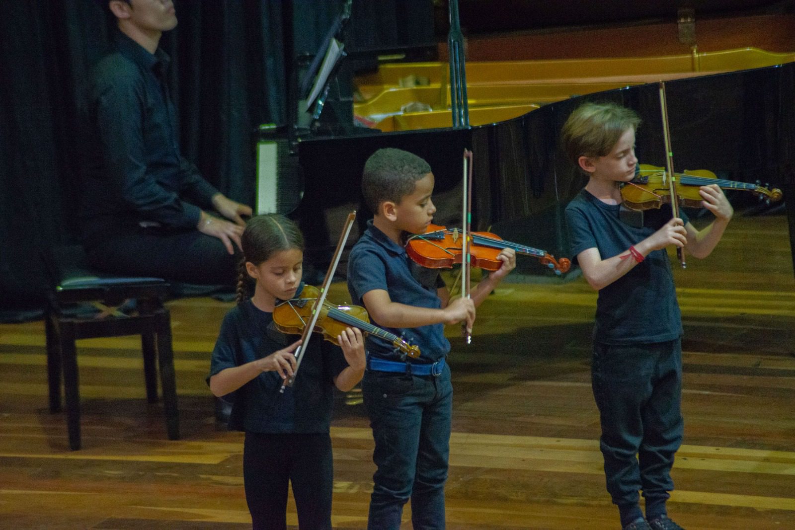 Alunos da Academia Livre de Música e Artes apresentam recital de violinos 2026 (2)