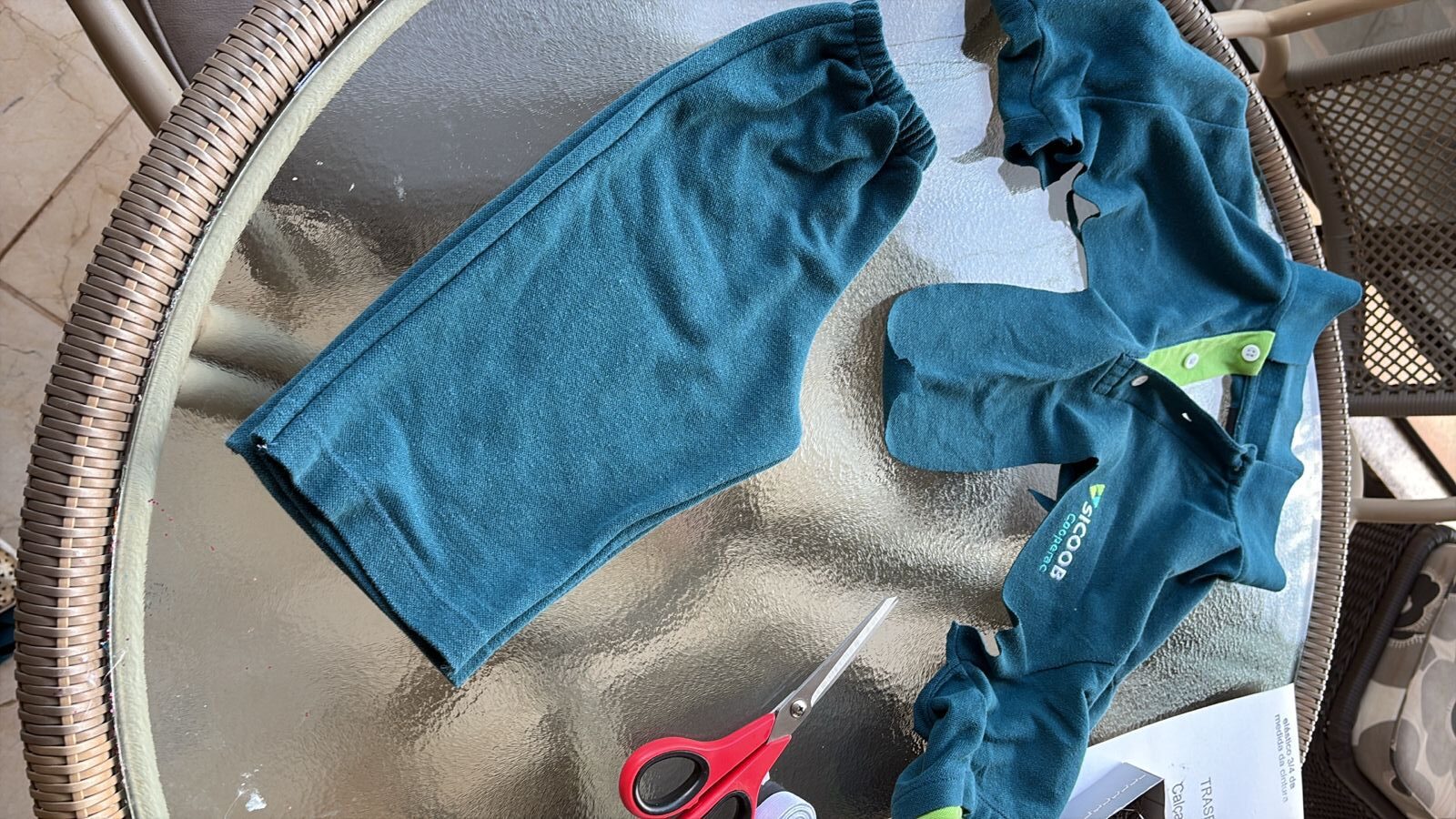Projeto social transforma uniformes usados em roupas infantis para doação 2026 (1)