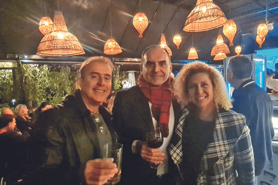 Curtindo o final de semana em Ribeirão Preto, Marco e Glaucia Buischi Albehy Guilhermino, brindam a vida com o banqueteiro Renato Aguiar
