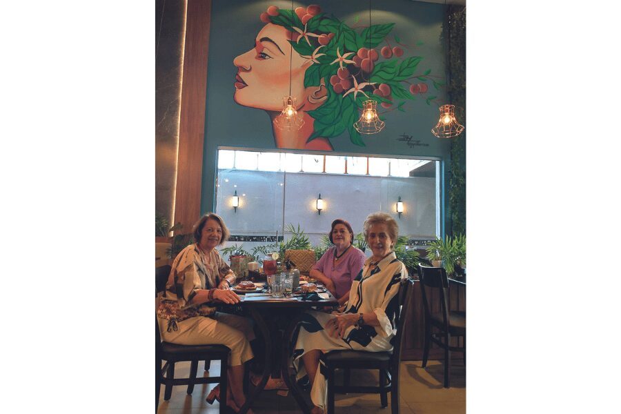 Degustando um café no "Mais um Copo de Café": Heloisa Bolelli Rebouças, Amália Balbo Di Sicco e Teresa Cozac