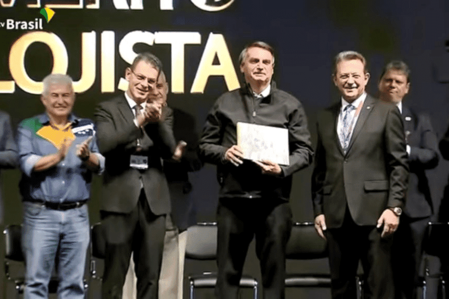 Ministro Pontes, CNDL José César da Costa, Presidente Jair Bolsonaro, FCDL SP Maurício Stainoff, e Ministro Tarcísio ao fundo, na Entrega do Prêmio Mérito Lojista