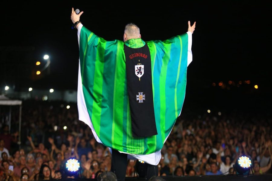 Padre Marcelo Rossi cumprimenta o público presente na missa que encerrou o 37º Hallel Franca. (Foto: Bruno Chioca)
