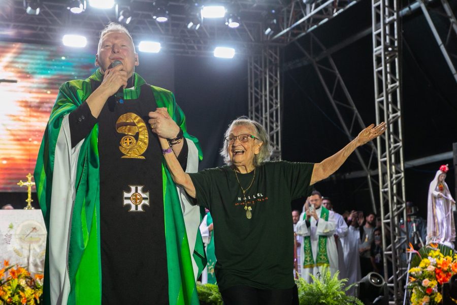 Padre Marcelo Rossi e a fundadora do Hallel, tia Lolita. (Foto: William Borges)