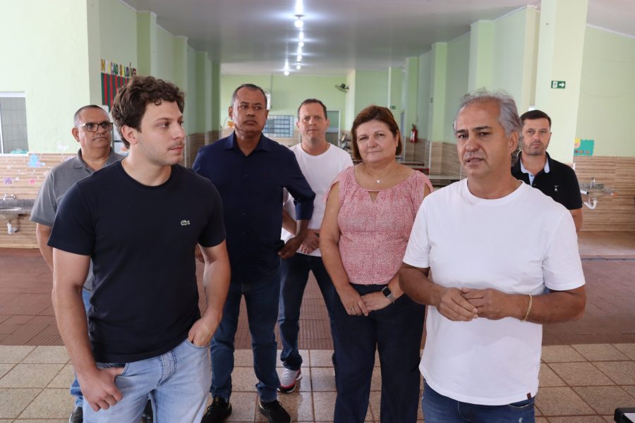 Autoridades municipais participaram da entrega de alguns uniformes escolares. (Divulgação)
