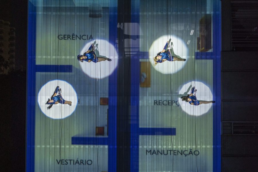 O projeto utiliza a verticalidade dos edifícios para criar a sensação de corpos em movimento. (Foto: Priscila Prade)