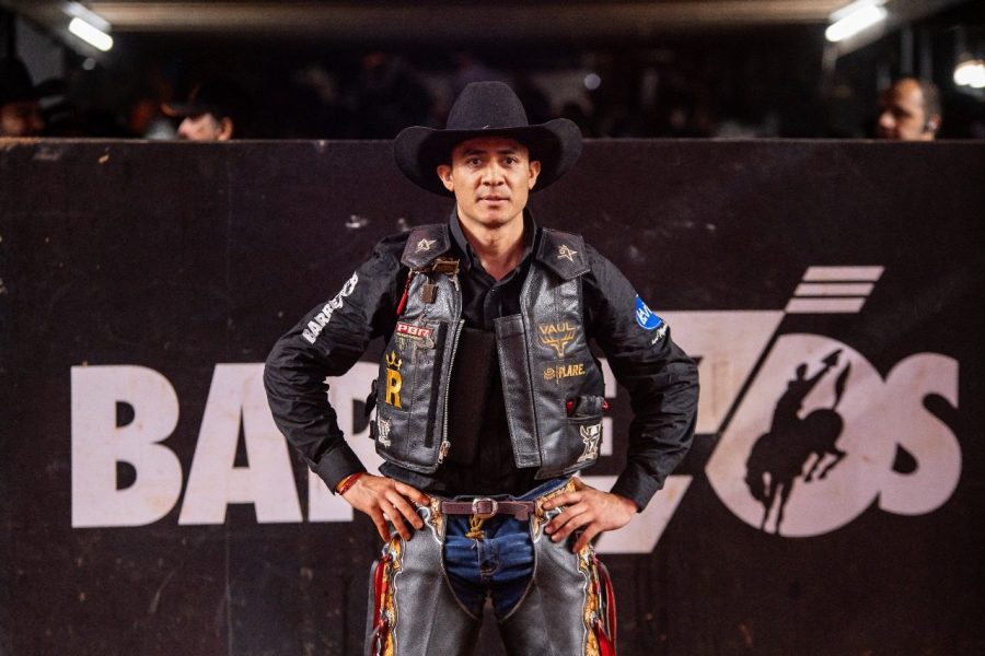 O mexicano Álvaro Alvarez foi o melhor da noite de 28 de agosto nas montarias em touros (Foto: André Monteiro)