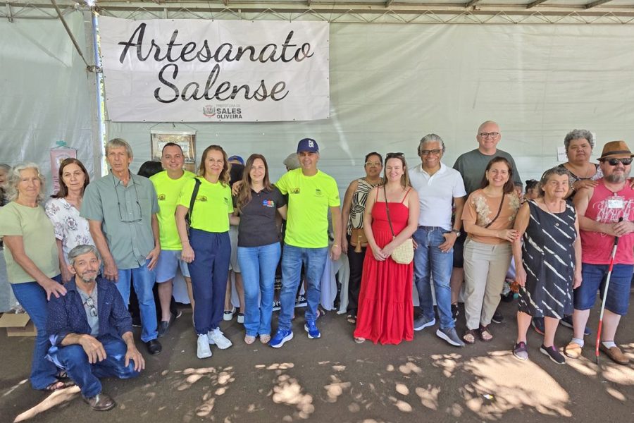 Artesãos da cidade de Sales Oliveira. (Divulgação)
