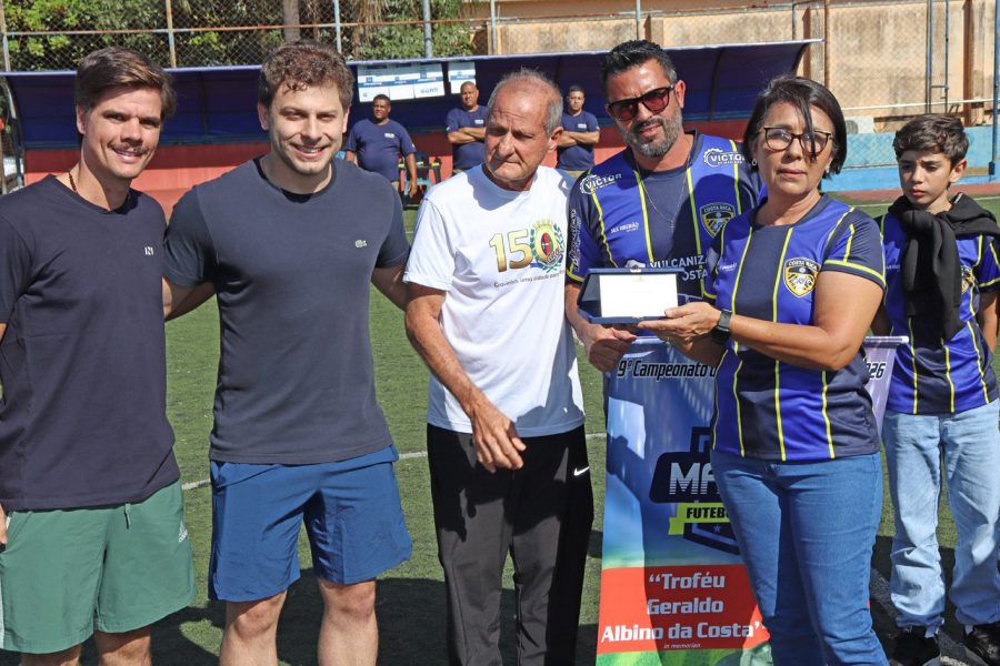 Família do homenageado “Geraldo Albino da Costa” recebe cartão de prata. (Divulgação)