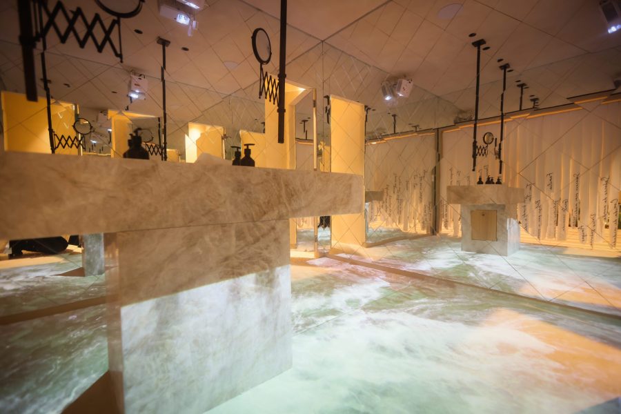 O banheiro automatizado traz uma projeção de ondas no piso e transmite sensação de contato com a natureza. (Foto: Rafael Cautella)