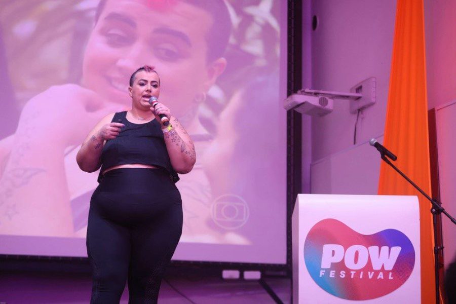 A empresária Amanda Momente iniciou o ciclo de palestras do Auditório POW no segundo dia do POW Festival. (Foto: Rafael Cautella)