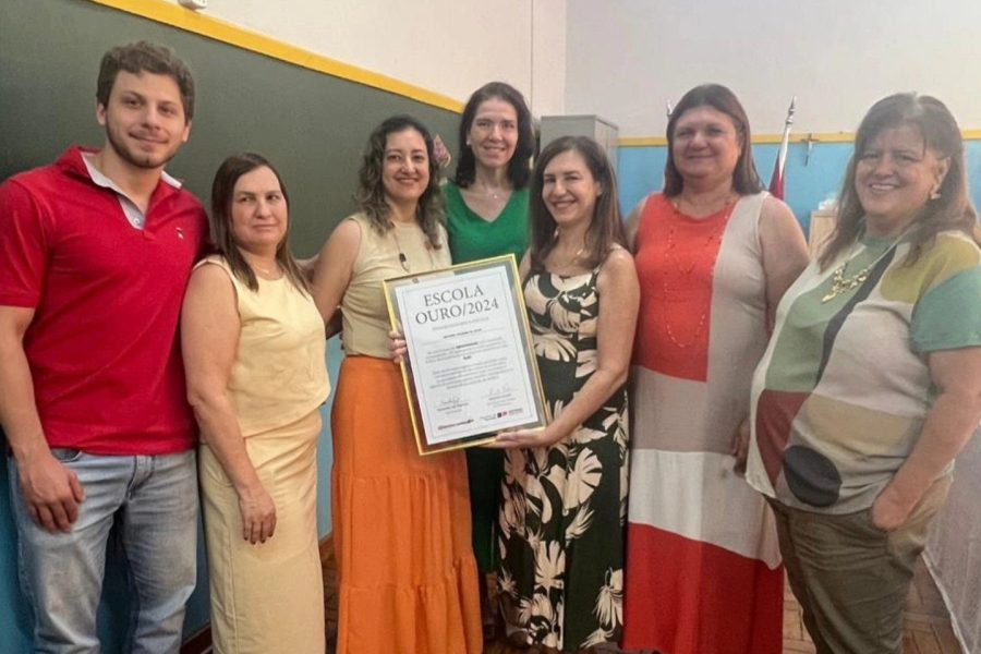 Entrega da premiação para a escola municipal “Antonio Joaquim da Silva”. (Divulgação)