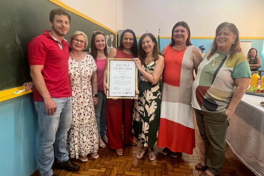 Entrega da premiação para a escola municipal “João Nogueira”. (Divulgação)