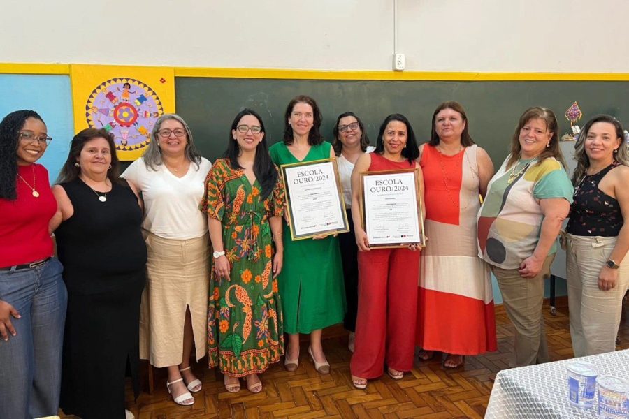 Representantes das escolas municipais vencedoras e equipe da Secretaria Municipal de Educação. (Divulgação)