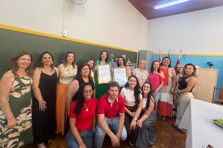 Representantes municipais, regionais e estaduais com as equipes vencedoras da premiação. (Divulgação)