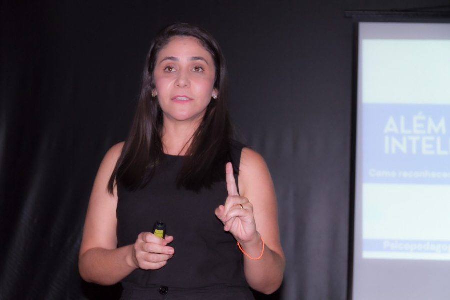 Palestra ministrada por Aline Roncolato. (Foto: Andreza Cordeiro)