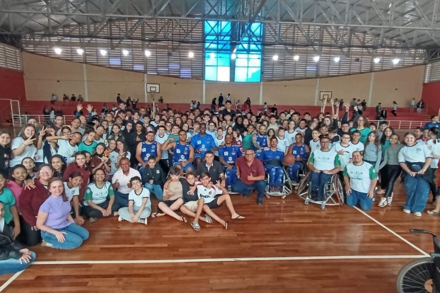 Basquete do Instituto Paradesporto de Ribeirão Preto se apresentou em Cravinhos. (Foto: Andreza Cordeiro)