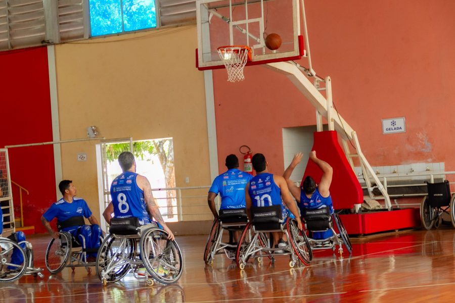 Basquete do Instituto Paradesporto de Ribeirão Preto se apresentou em Cravinhos. (Foto: Andreza Cordeiro)