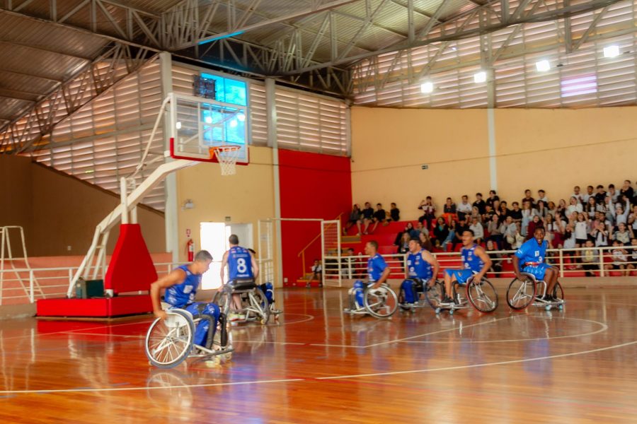 Basquete do Instituto Paradesporto de Ribeirão Preto se apresentou em Cravinhos. (Foto: Andreza Cordeiro)