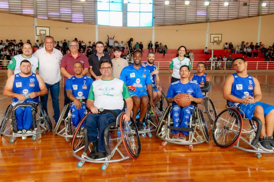 Basquete do Instituto Paradesporto de Ribeirão Preto se apresentou em Cravinhos. (Foto: Andreza Cordeiro)