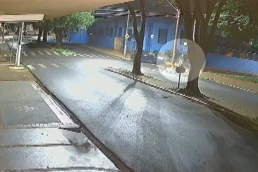 Mulher é presa após atropelar companheiro de propósito em Cravinhos. (Foto: Reprodução/Câmera de segurança)