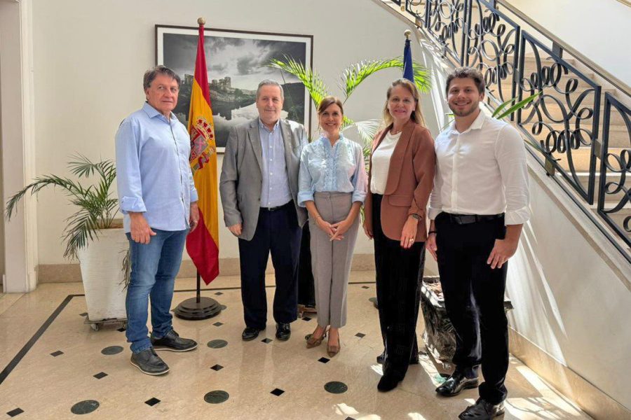 A primeira reunião no Consulado foi com a Cônsul Geral Adjunta, Laura Lópes Garcia. (Divulgação)